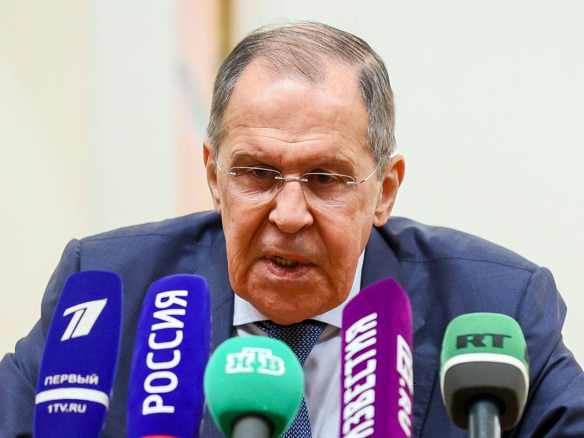 Der russische Außenminister Sergej Lawrow spricht am Mittwoch (1. Juni) auf einer Pressekonferenz in Riad nach einem Außenminister-Treffen in Saudi-Arabien. Lawrow warnt davor, ein „Drittstaat“ könnte in den Ukraine-Krieg verwickelt werden.