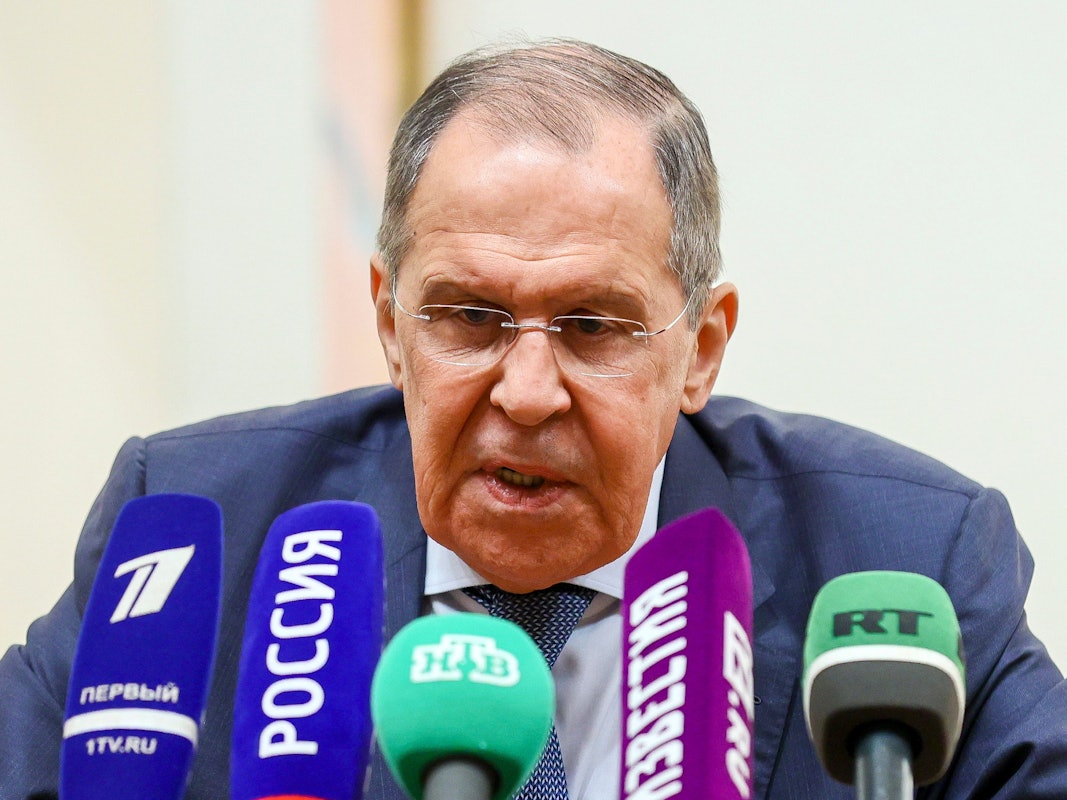 Der russische Außenminister Sergej Lawrow spricht am Mittwoch (1. Juni) auf einer Pressekonferenz in Riad nach einem Außenminister-Treffen in Saudi-Arabien. Lawrow warnt davor, ein „Drittstaat“ könnte in den Ukraine-Krieg verwickelt werden.