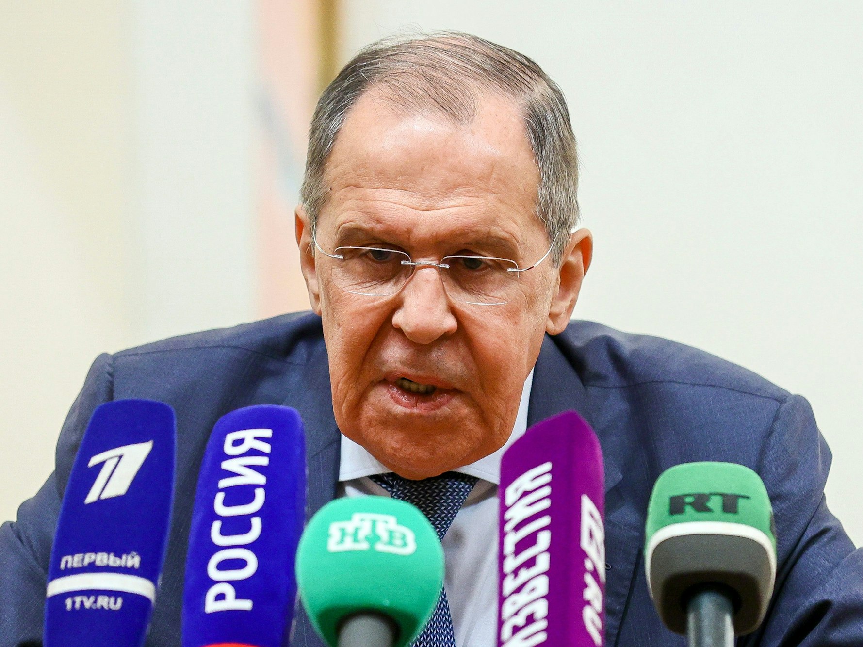 Der russische Außenminister Sergej Lawrow spricht am Mittwoch (1. Juni) auf einer Pressekonferenz in Riad nach einem Außenminister-Treffen in Saudi-Arabien. Lawrow warnt davor, ein „Drittstaat“ könnte in den Ukraine-Krieg verwickelt werden.