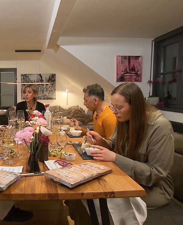 An Tag 3 der Allgäu Woche stellt Kandidatin Antje bei „Das perfekte Dinner“ ihre Kochkünste unter Beweis.
