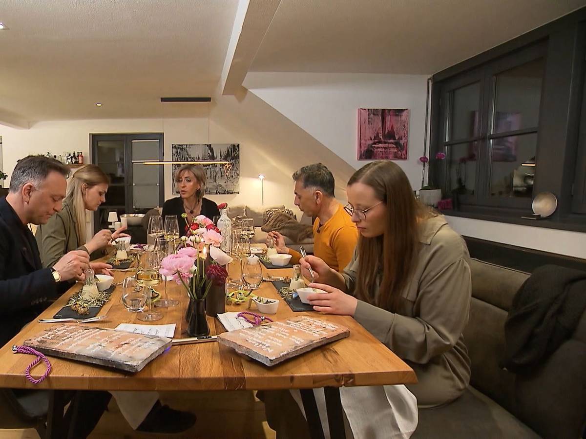An Tag 3 der Allgäu Woche stellt Kandidatin Antje bei „Das perfekte Dinner“ ihre Kochkünste unter Beweis.