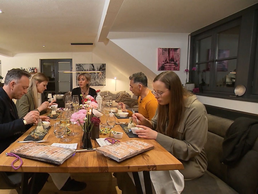 An Tag 3 der Allgäu Woche stellt Kandidatin Antje bei „Das perfekte Dinner“ ihre Kochkünste unter Beweis.