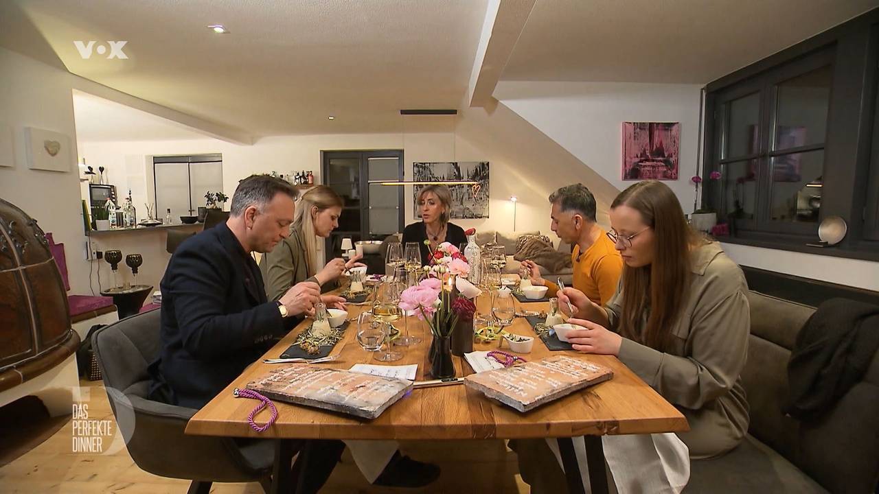 An Tag 3 der Allgäu Woche stellt Kandidatin Antje bei „Das perfekte Dinner“ ihre Kochkünste unter Beweis.
