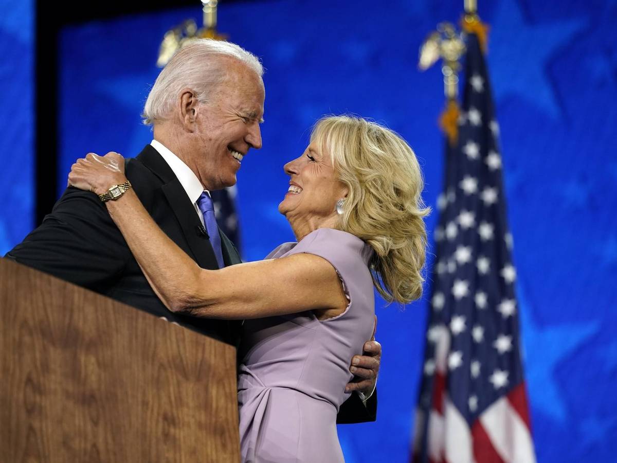 US-Präsident Joe Biden umarmt seine Frau Jill Biden.