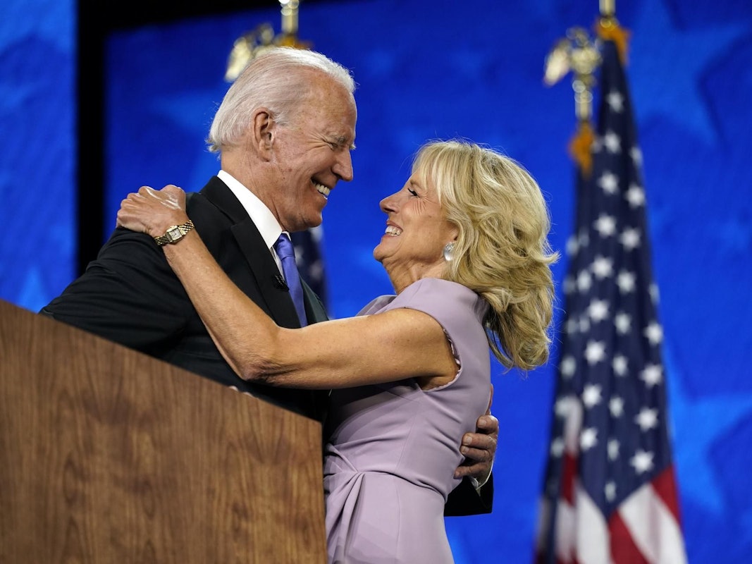 US-Präsident Joe Biden umarmt seine Frau Jill Biden.