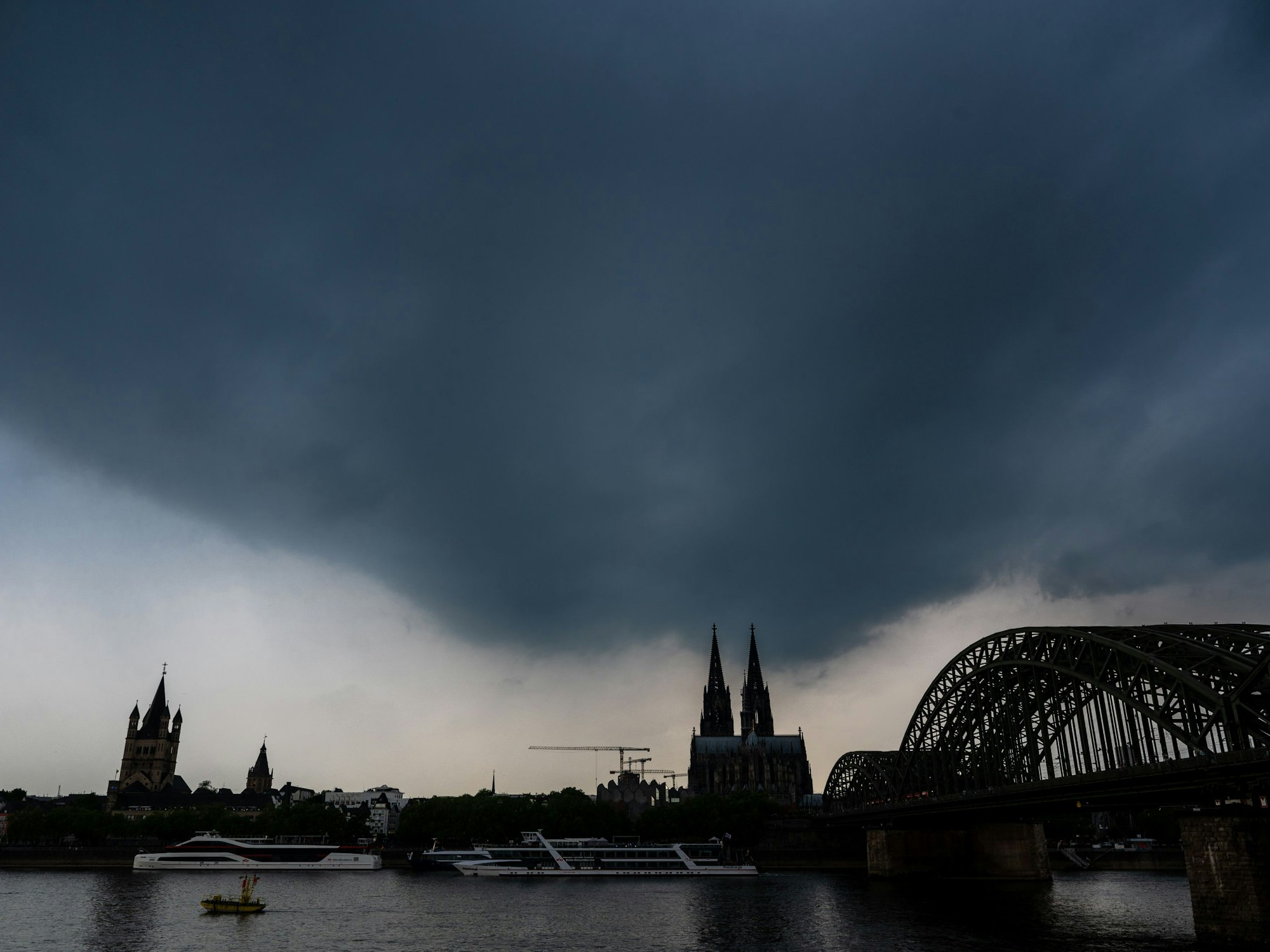 20.05.2022, Köln: Dunkle Gewitterwolken ziehen über dem Dom auf. Der Deutsche Wetterdienst warnt vor unwetterartigen Gewittern mit Starkregen und Hagel im Rheinland.Foto: Uwe Weiser