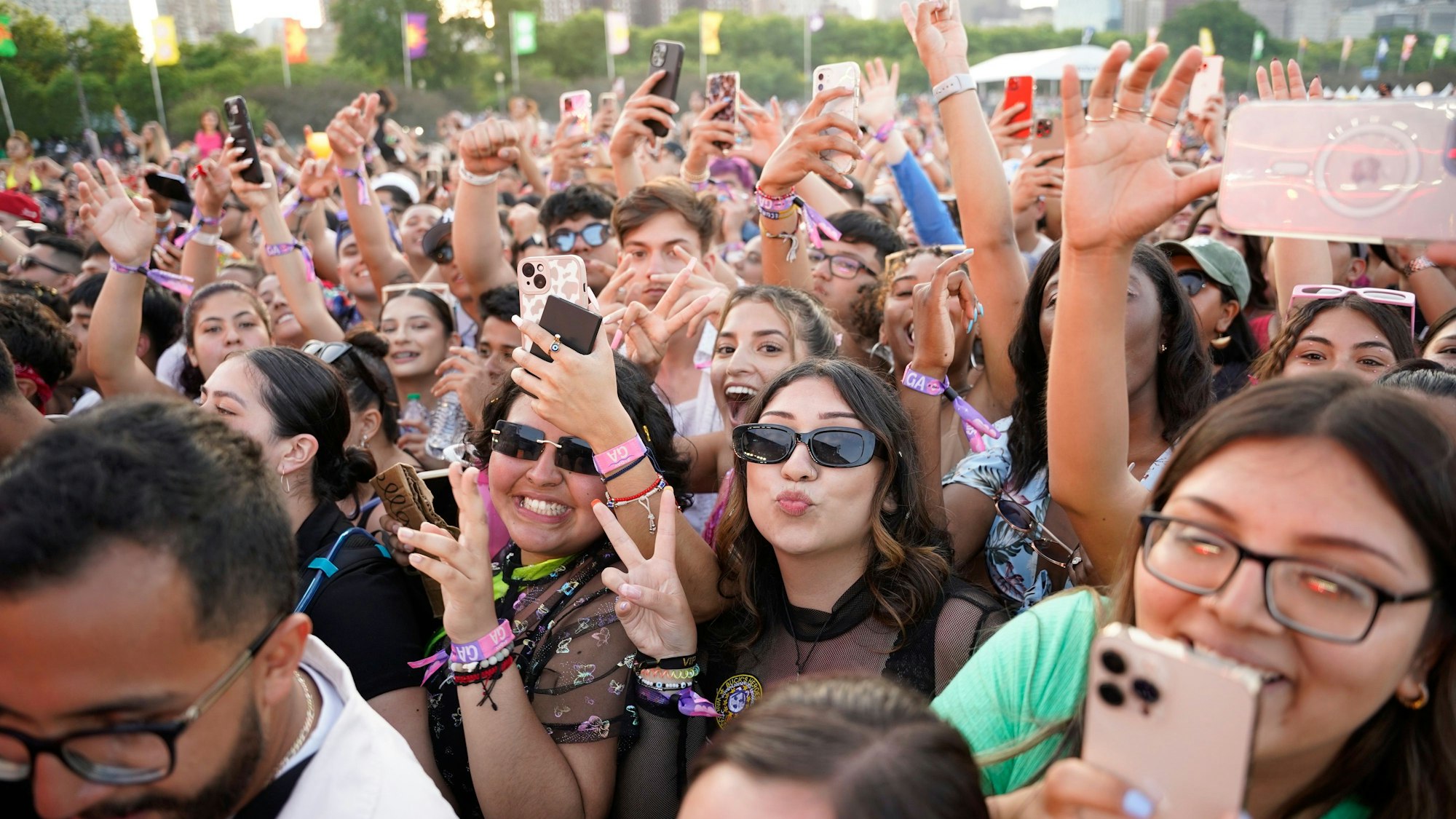 Eine Menschenmasse feiert auf einem Festival. Affenpocken könnten sich bei Veranstaltungen dieser Art besonders schnell verbreiten.