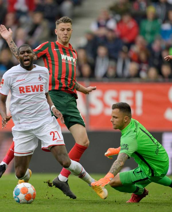 Anthony Modeste (l.) wird am 32. Spieltag von Jeffrey Gouweleeuw (m.) im Strafraum gefoult. (30. April 2022)