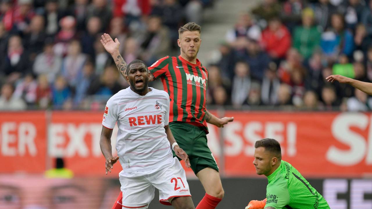 Anthony Modeste (l.) wird am 32. Spieltag von Jeffrey Gouweleeuw (m.) im Strafraum gefoult. (30. April 2022)