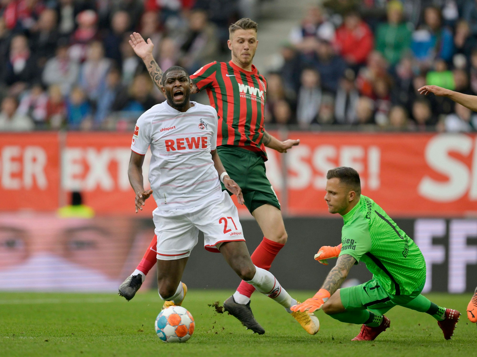 Anthony Modeste (l.) wird am 32. Spieltag von Jeffrey Gouweleeuw (m.) im Strafraum gefoult. (30. April 2022)