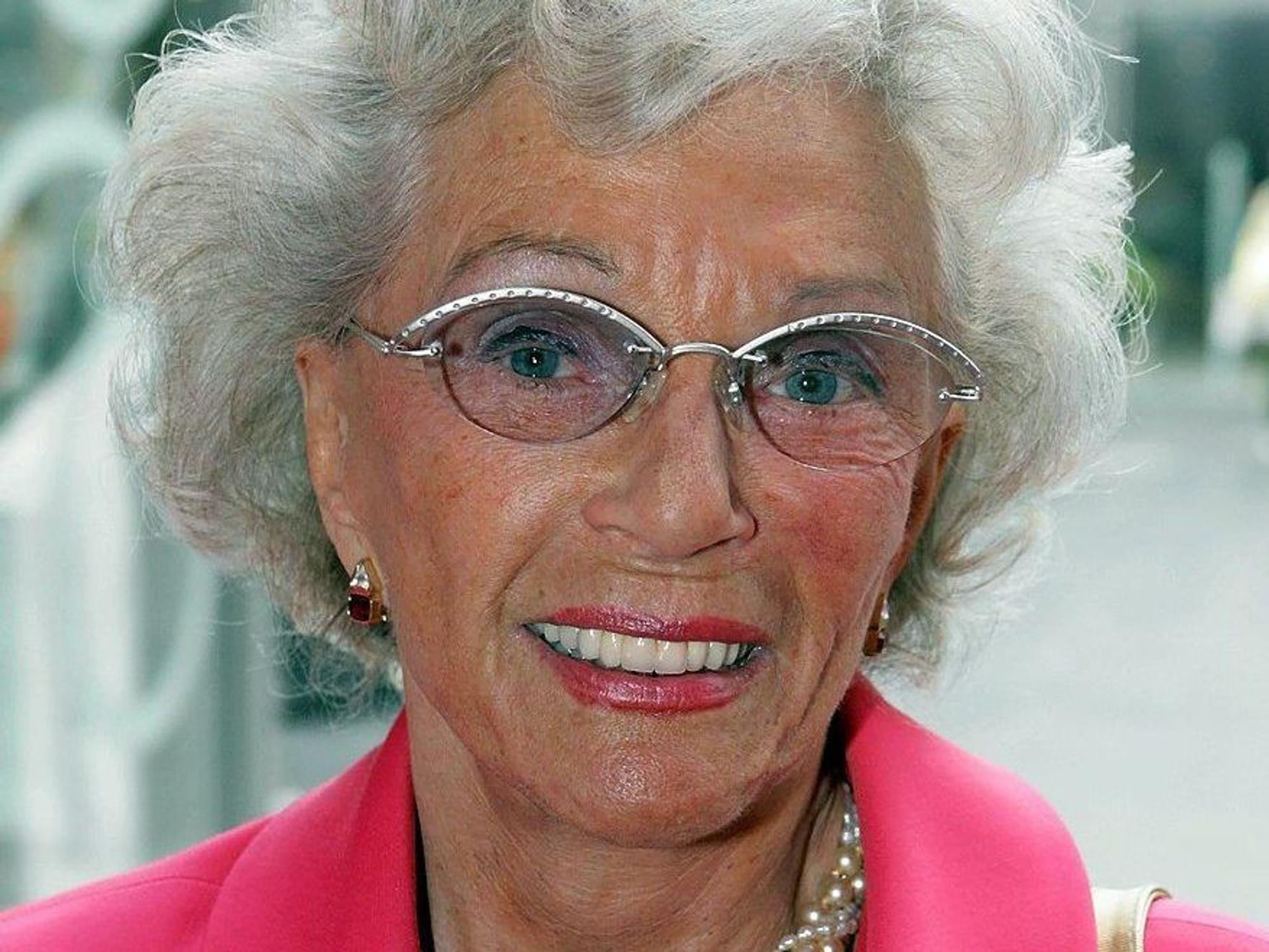Charlotte Feindt
schaut in die Kamera.