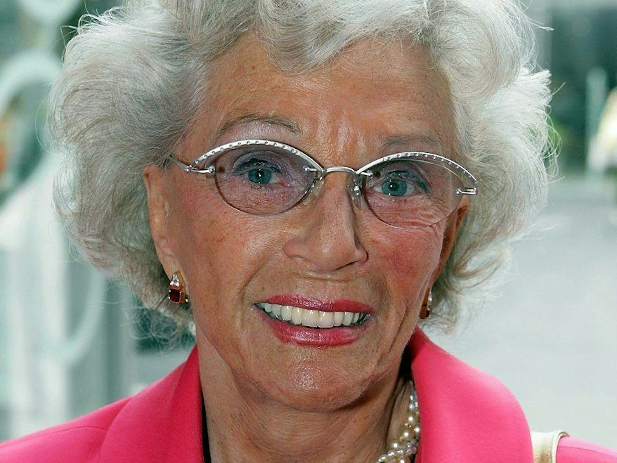 Charlotte Feindt
schaut in die Kamera.