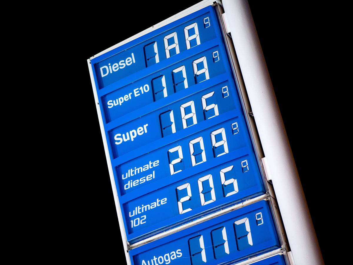Die Preise für Kraftstoffe werden kurz nach Mitternacht an einer Tankstelle angezeigt.
