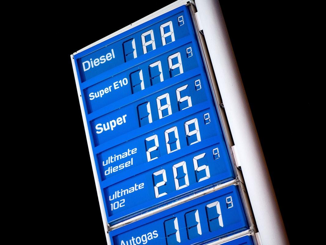 Die Preise für Kraftstoffe werden kurz nach Mitternacht an einer Tankstelle angezeigt.