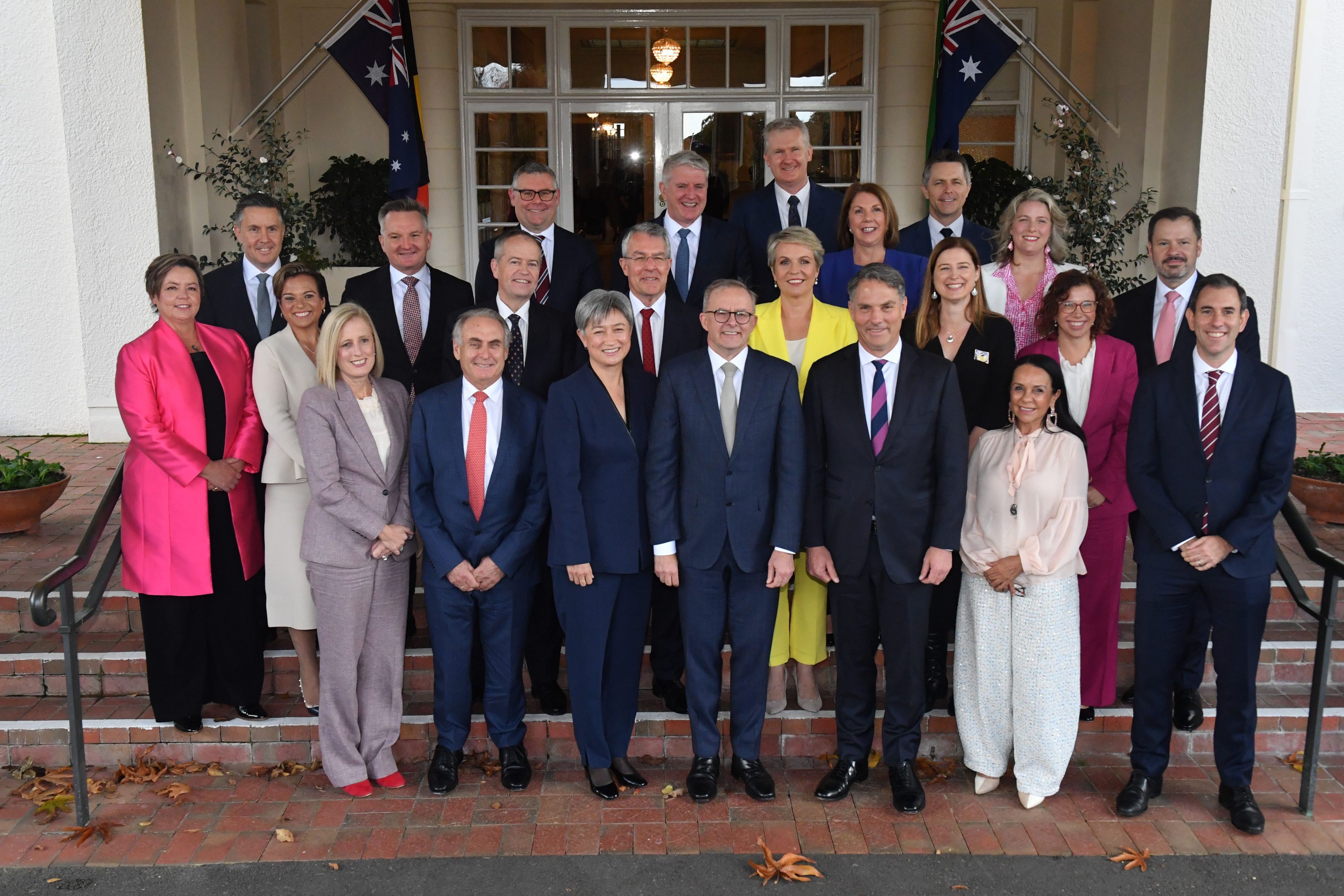 In Australien ist das Kabinett des neuen Premierministers Anthony Albanese vereidigt worden. Der Premierminister und sein Kabinett stehen nach der Vereidigungszeremonie im Government House in Canberra für ein Foto zusammen.