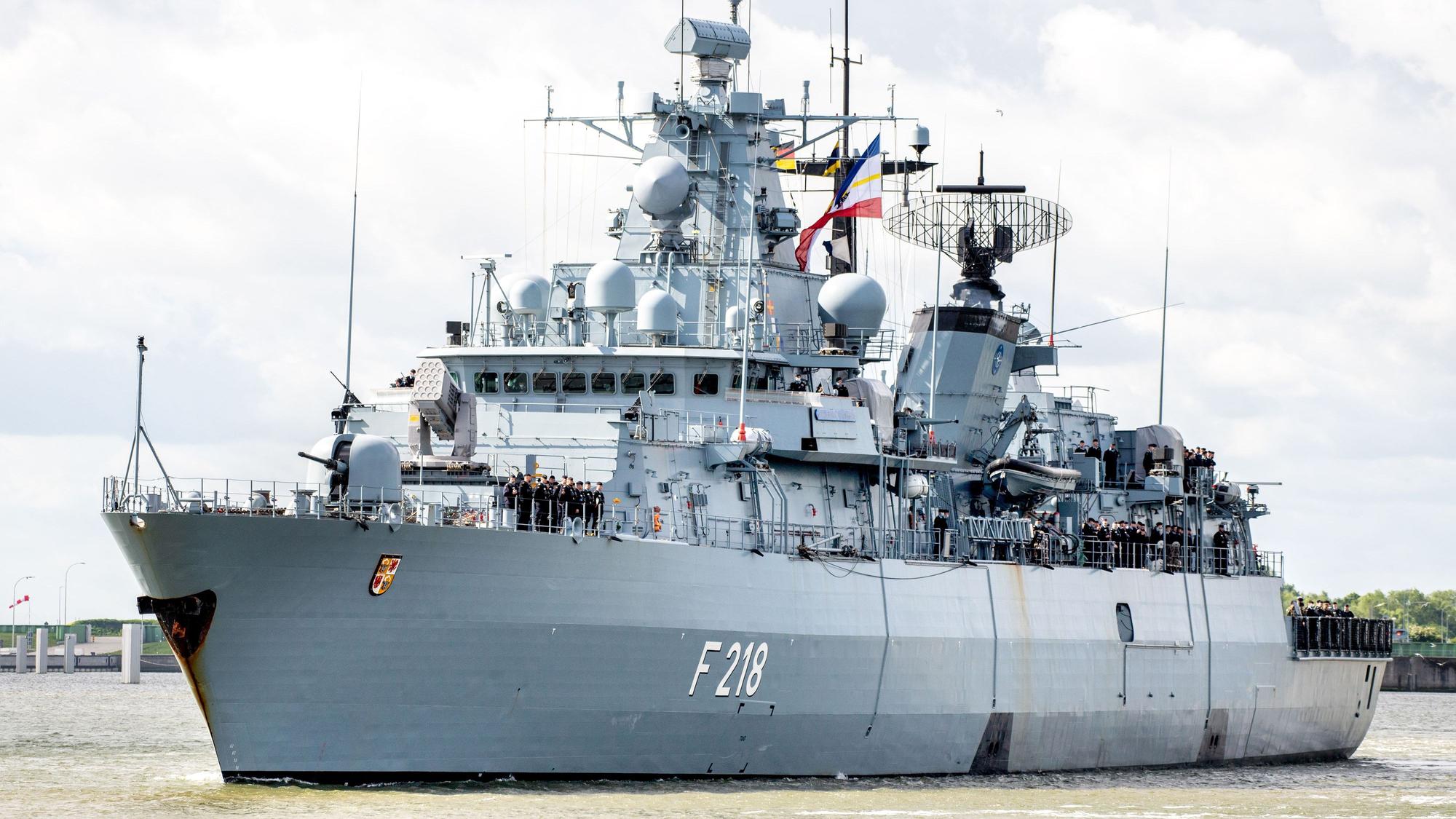 Die Fregatte „Mecklenburg-Vorpommern“ der Marine verlässt am 26.05.2022 den Hafen am Marinestützpunkt in Wilhelmshaven. Das Kriegsschiff soll in den nächsten Monaten die Nordflanke der Nato absichern. An Bord der fast 140 Meter langen Fregatte sind rund 220 Soldatinnen und Soldaten, darunter auch Besatzungsmitglieder aus der Slowakei.