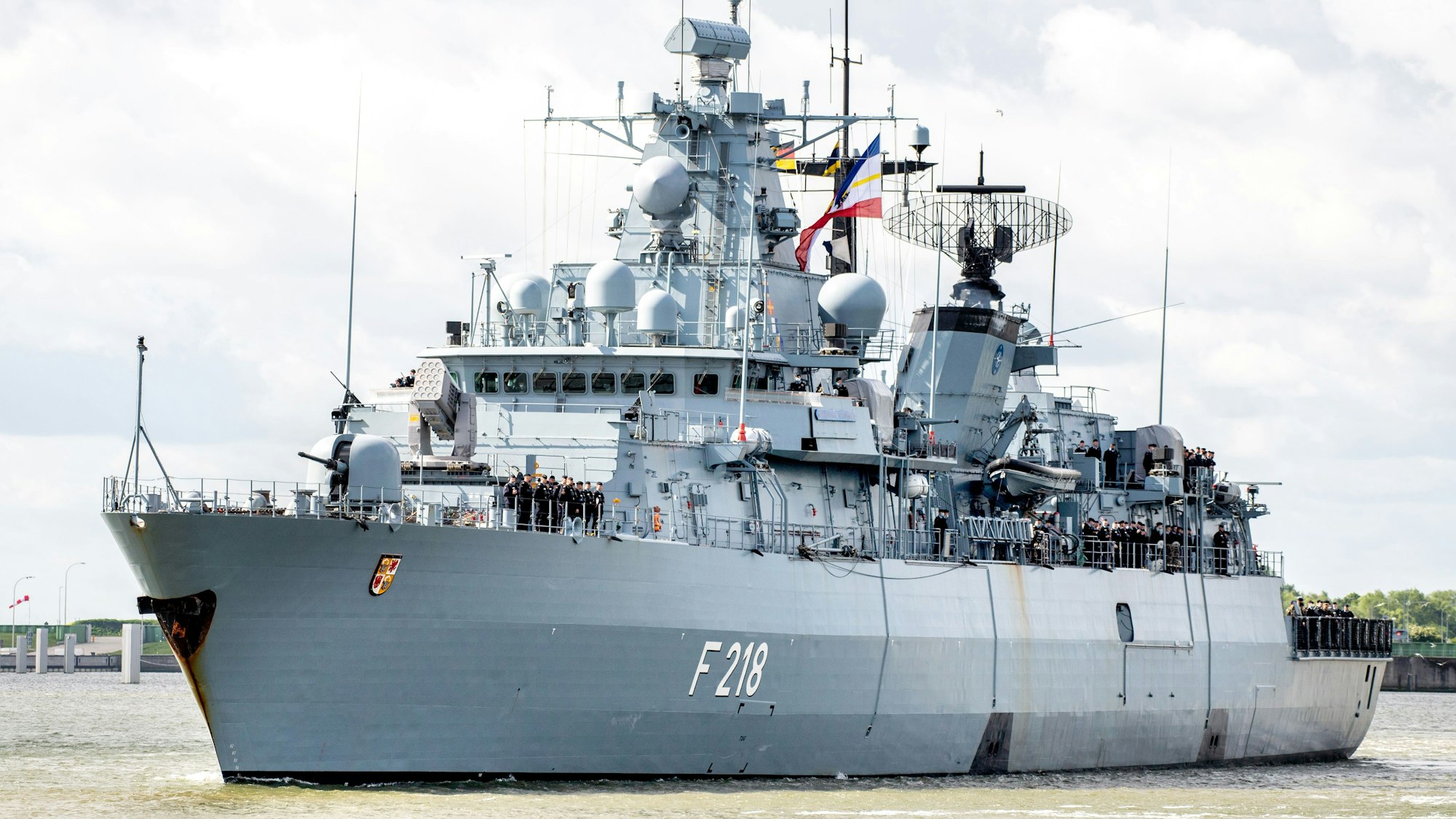 Die Fregatte „Mecklenburg-Vorpommern“ der Marine verlässt am 26.05.2022 den Hafen am Marinestützpunkt in Wilhelmshaven. Das Kriegsschiff soll in den nächsten Monaten die Nordflanke der Nato absichern. An Bord der fast 140 Meter langen Fregatte sind rund 220 Soldatinnen und Soldaten, darunter auch Besatzungsmitglieder aus der Slowakei.