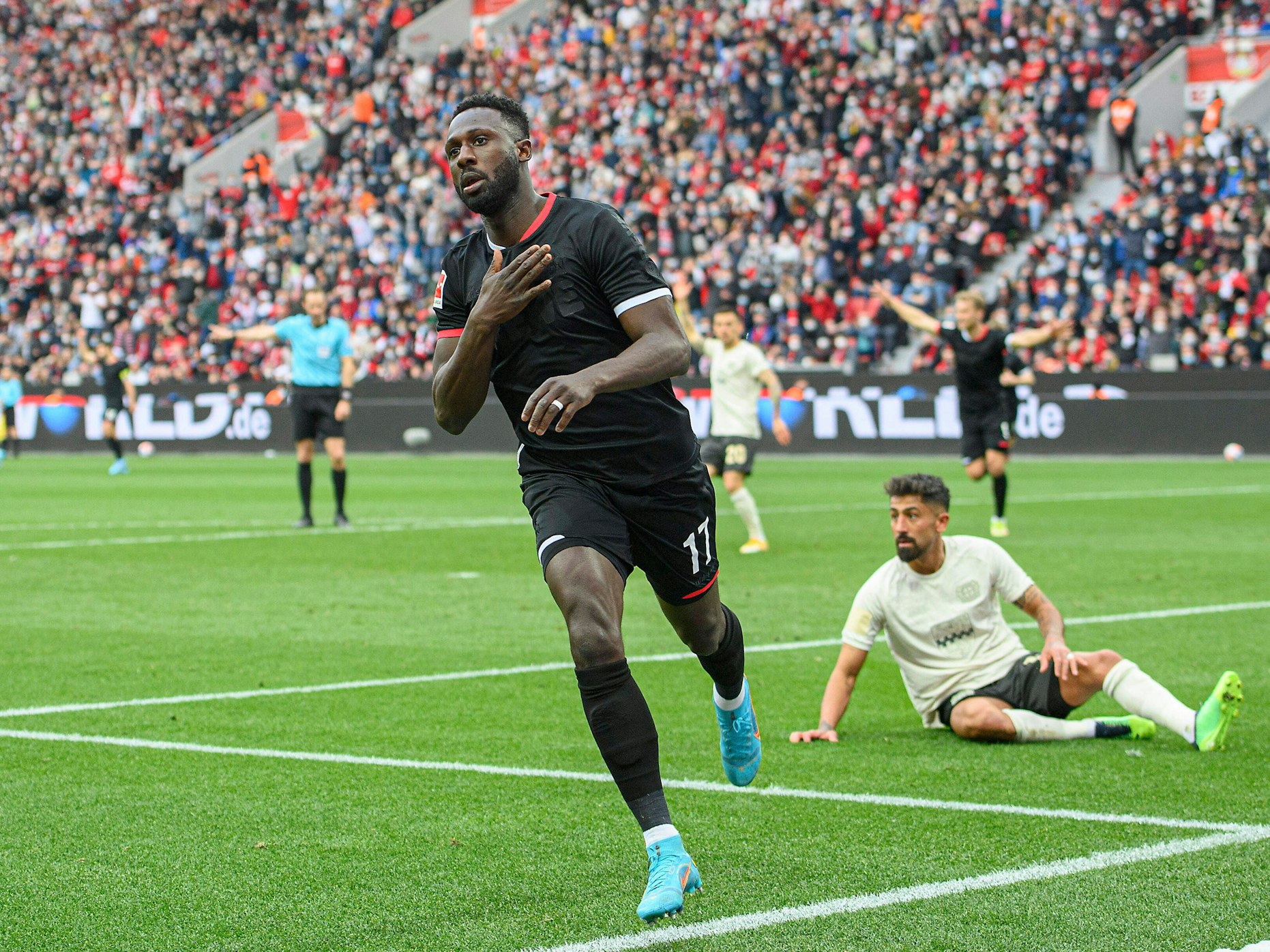 Kingsley Schindler bejubelt sein Tor zum 1:0 Sieg gegen Bayer Leverkusen am 13. März 2022.