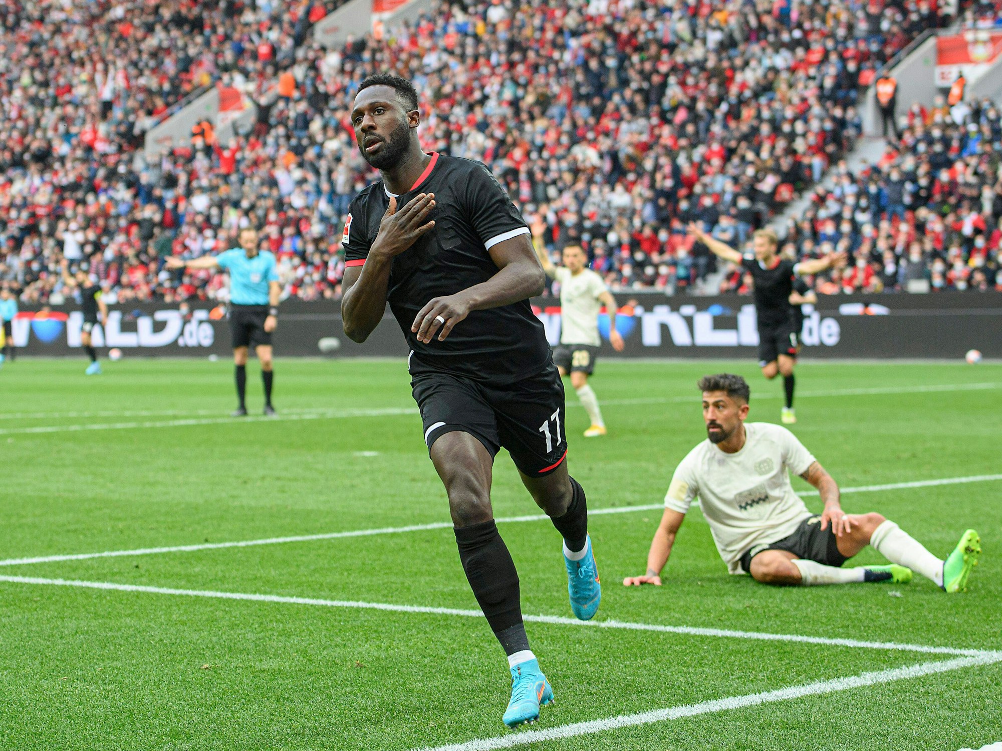 Kingsley Schindler bejubelt sein Tor zum 1:0 Sieg gegen Bayer Leverkusen am 13. März 2022.