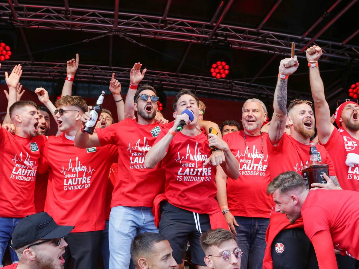 Kaiserslautern: Die Mannschaft feiert mit den Fans den Aufstieg in die 2. Bundesliga.
