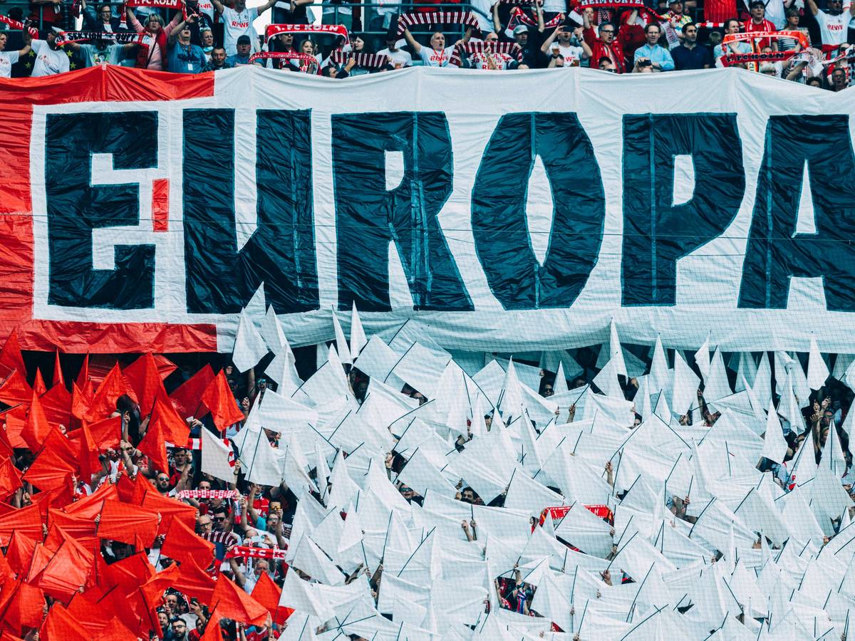 Der 1. FC Köln in Europa: Schon vor dem Heimspiel gegen den VfL Wolfsburg zeigten die Fans am 7. Mai 2022 mit einer Choreo, wo es für den FC hingeht.