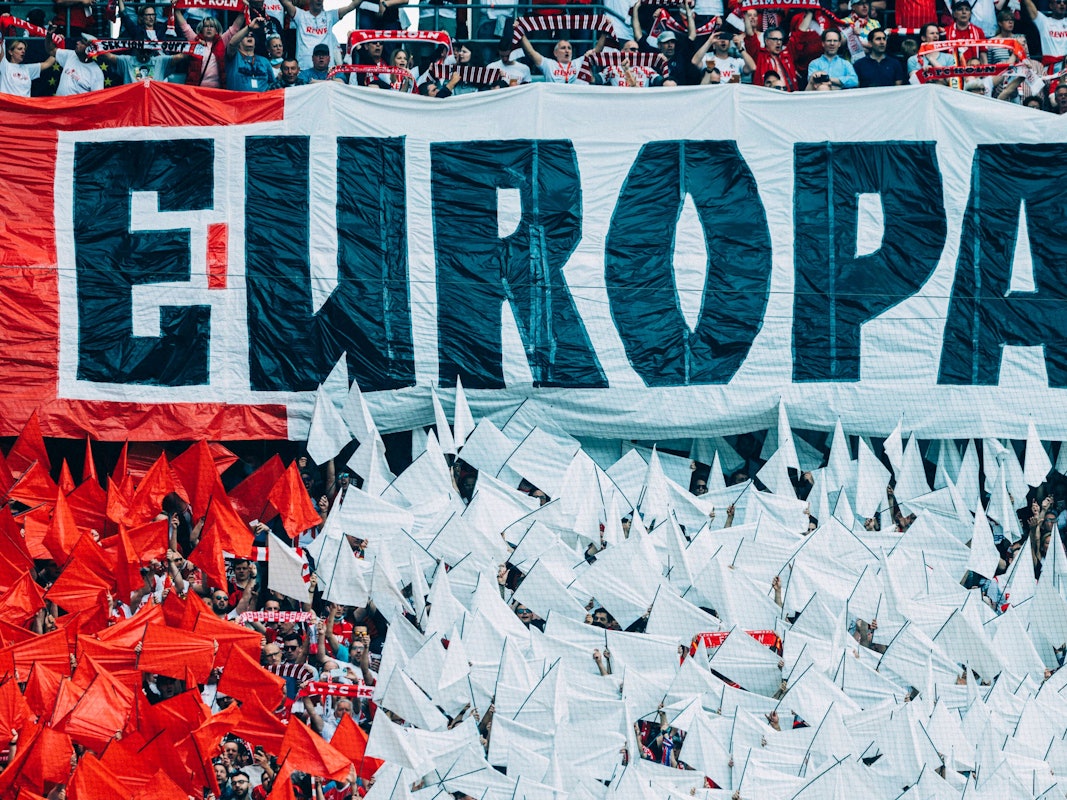 Der 1. FC Köln in Europa: Schon vor dem Heimspiel gegen den VfL Wolfsburg zeigten die Fans am 7. Mai 2022 mit einer Choreo, wo es für den FC hingeht.