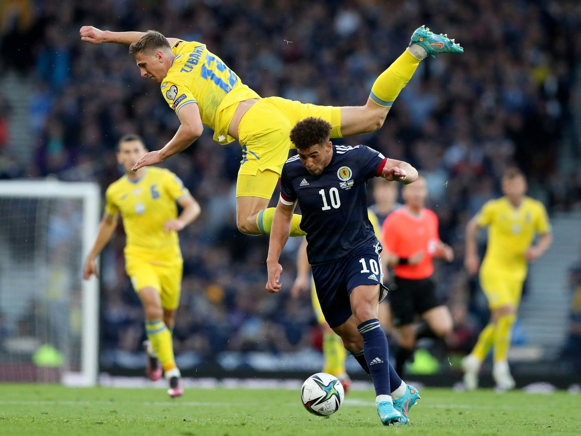 Ilya Zabarnyi im Zweikampf mit Che Adams