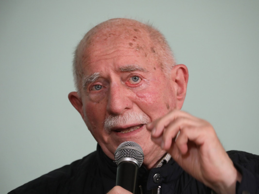 Werner Hansch spricht bei einer Talkrunde.