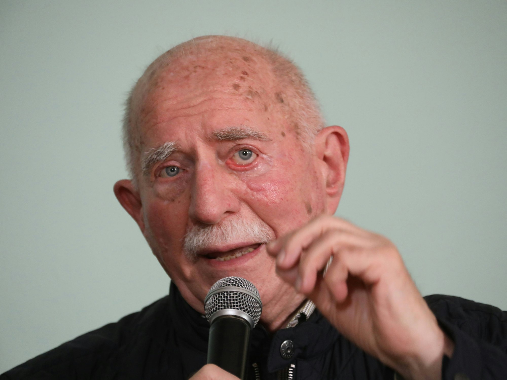 Werner Hansch spricht bei einer Talkrunde.