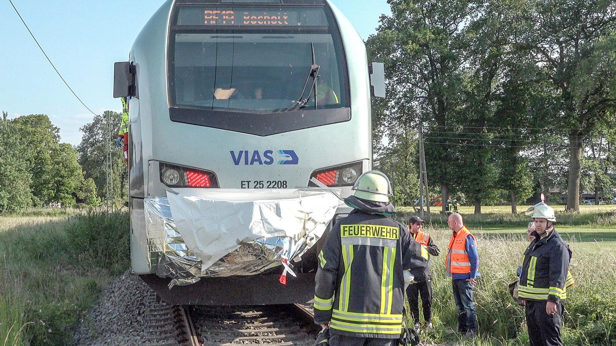 Einsatzkräfte der Feuerwehr stehen vor einem Zug. Eine Radfahrerin ist am Dienstagabend (31. Mai 2022) in Hamminkeln (Kreis Wesel) von einem Zug erfasst worden und gestorben.