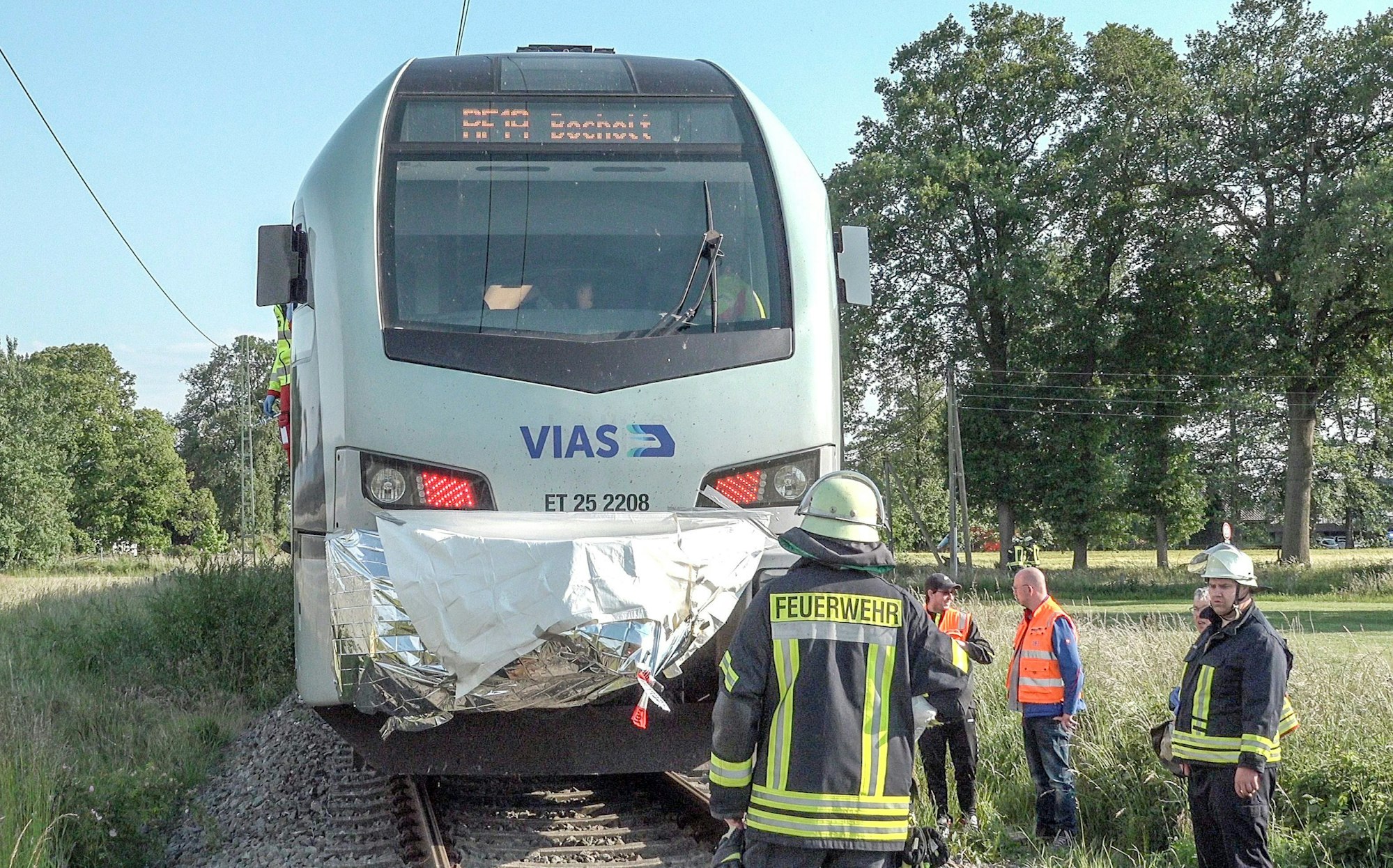 Einsatzkräfte der Feuerwehr stehen vor einem Zug, nachdem im Mai 2022 in Hamminkeln eine Radfahrerin von der Bahn erfasst worden war (Symbolbild).