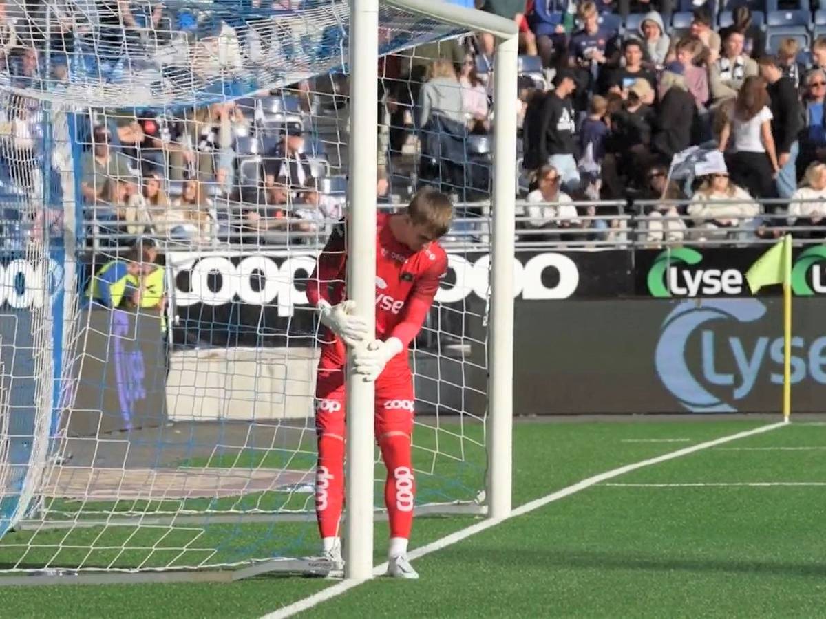 Torwart Patrik Gunnarsson verschiebt vor einem Heimpiel von Viking Stavanger in Norwegen seine beiden Torpfosten nach innen, um das Tor zu verkleinern.