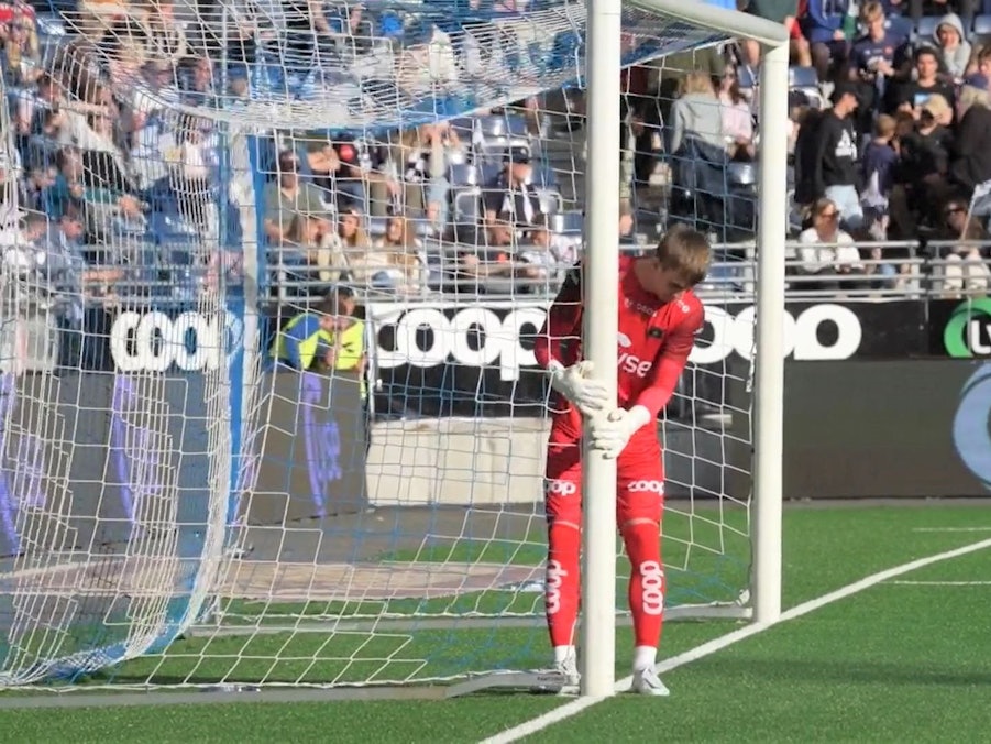 Torwart Patrik Gunnarsson verschiebt vor einem Heimpiel von Viking Stavanger in Norwegen seine beiden Torpfosten nach innen, um das Tor zu verkleinern.