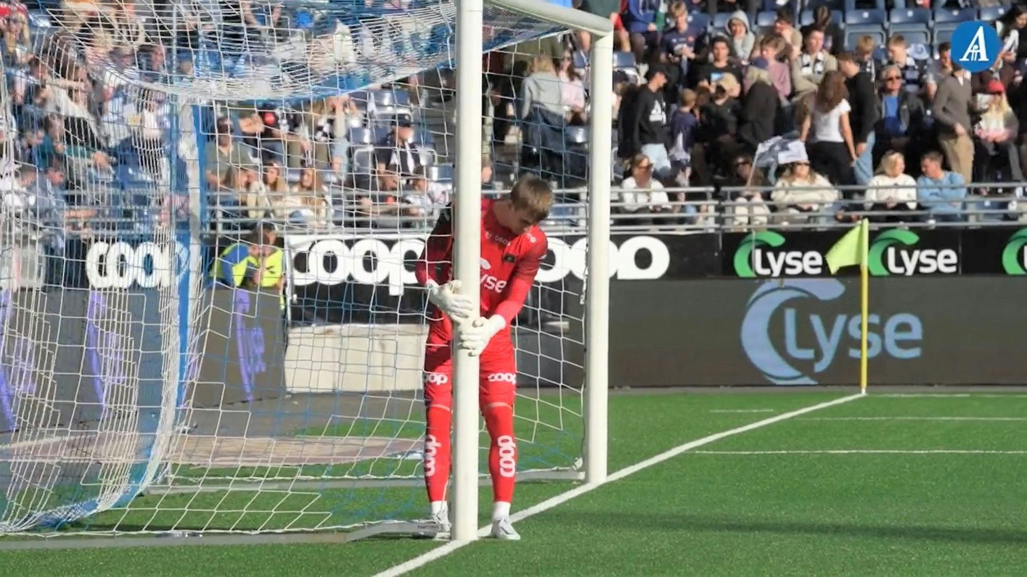 Torwart Patrik Gunnarsson verschiebt vor einem Heimpiel von Viking Stavanger in Norwegen seine beiden Torpfosten nach innen, um das Tor zu verkleinern.