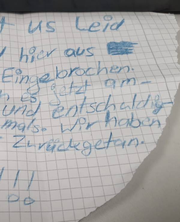 Auf einem herausgerissenen Zettel entschuldigen sich die Täter. Sie schreiben, dass sie aus Dummheit eingebrochen sind.