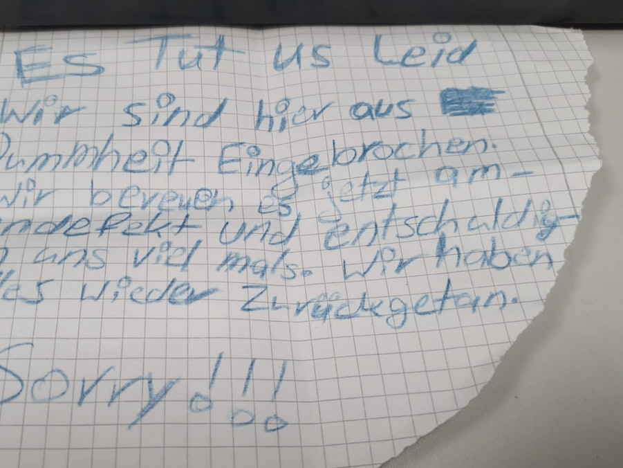 Auf einem herausgerissenen Zettel entschuldigen sich die Täter. Sie schreiben, dass sie aus Dummheit eingebrochen sind.