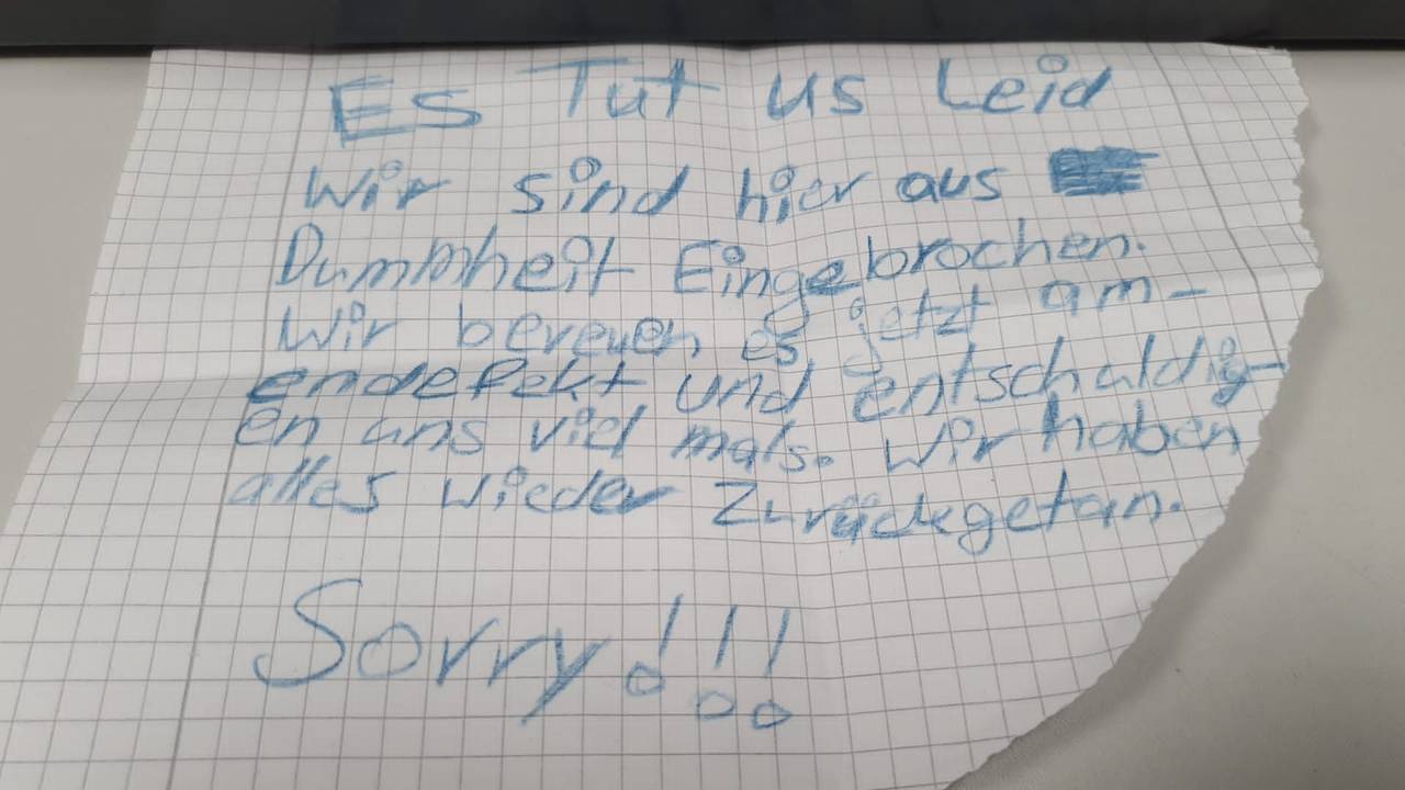 Auf einem herausgerissenen Zettel entschuldigen sich die Täter. Sie schreiben, dass sie aus Dummheit eingebrochen sind.
