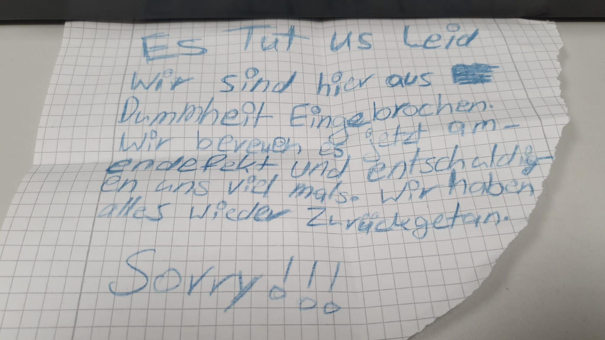 Auf einem herausgerissenen Zettel entschuldigen sich die Täter. Sie schreiben, dass sie aus Dummheit eingebrochen sind.