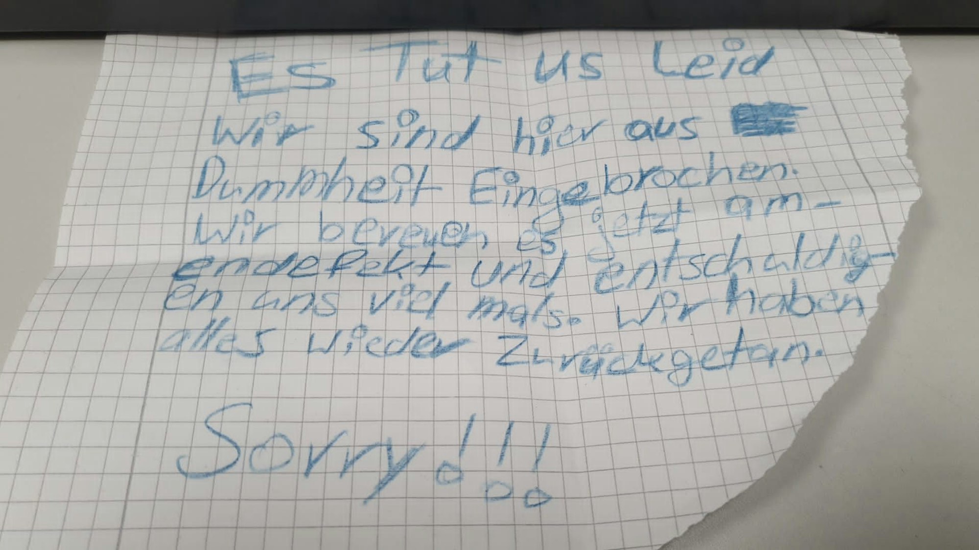 Auf einem herausgerissenen Zettel entschuldigen sich die Täter. Sie schreiben, dass sie aus Dummheit eingebrochen sind.