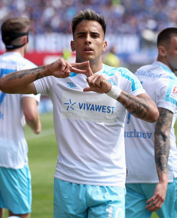 Nach der beendeten Zusammenarbeit mit Schalkes Hauptsponsor Gazprom steht nur auf dem Blau-Weißen Trikot der neue Sponsor Vivawest.