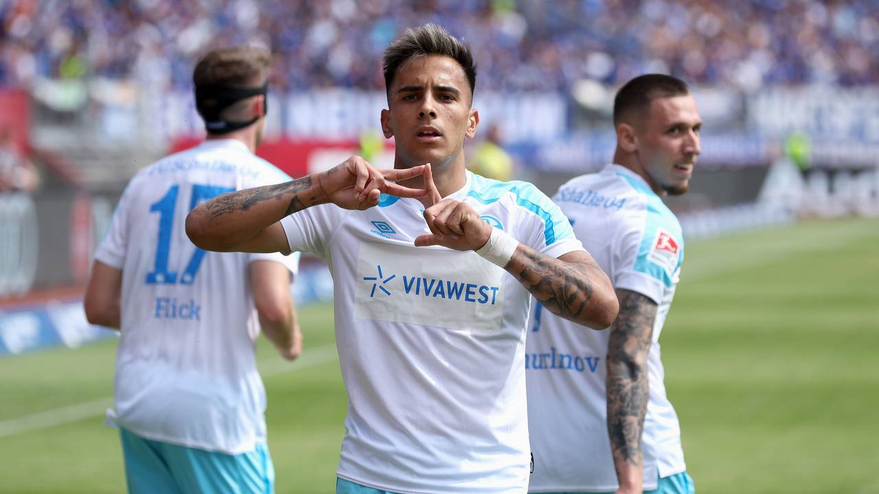 Nach der beendeten Zusammenarbeit mit Schalkes Hauptsponsor Gazprom steht nur auf dem Blau-Weißen Trikot der neue Sponsor Vivawest.