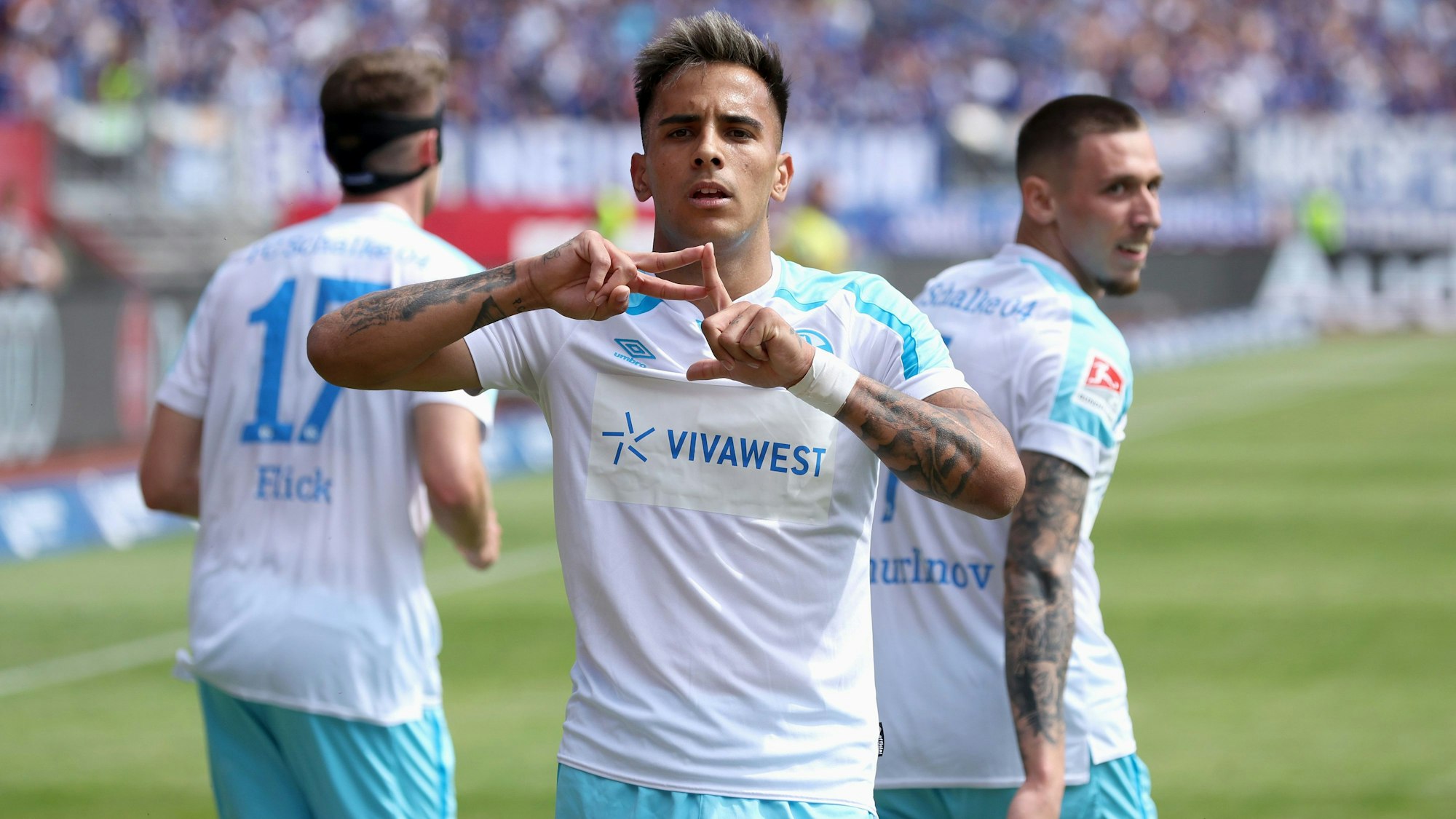 Nach der beendeten Zusammenarbeit mit Schalkes Hauptsponsor Gazprom steht nur auf dem Blau-Weißen Trikot der neue Sponsor Vivawest.