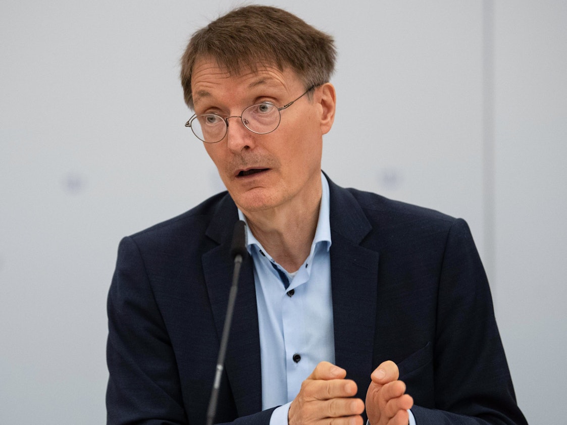 Karl Lauterbach (SPD), Bundesgesundheitsminister, setzt sich für das Tragen von Masken ein. Und verpasst via Twitter Maskengegnern einen Seitenhieb. Das Foto entstand im Mai 2022.