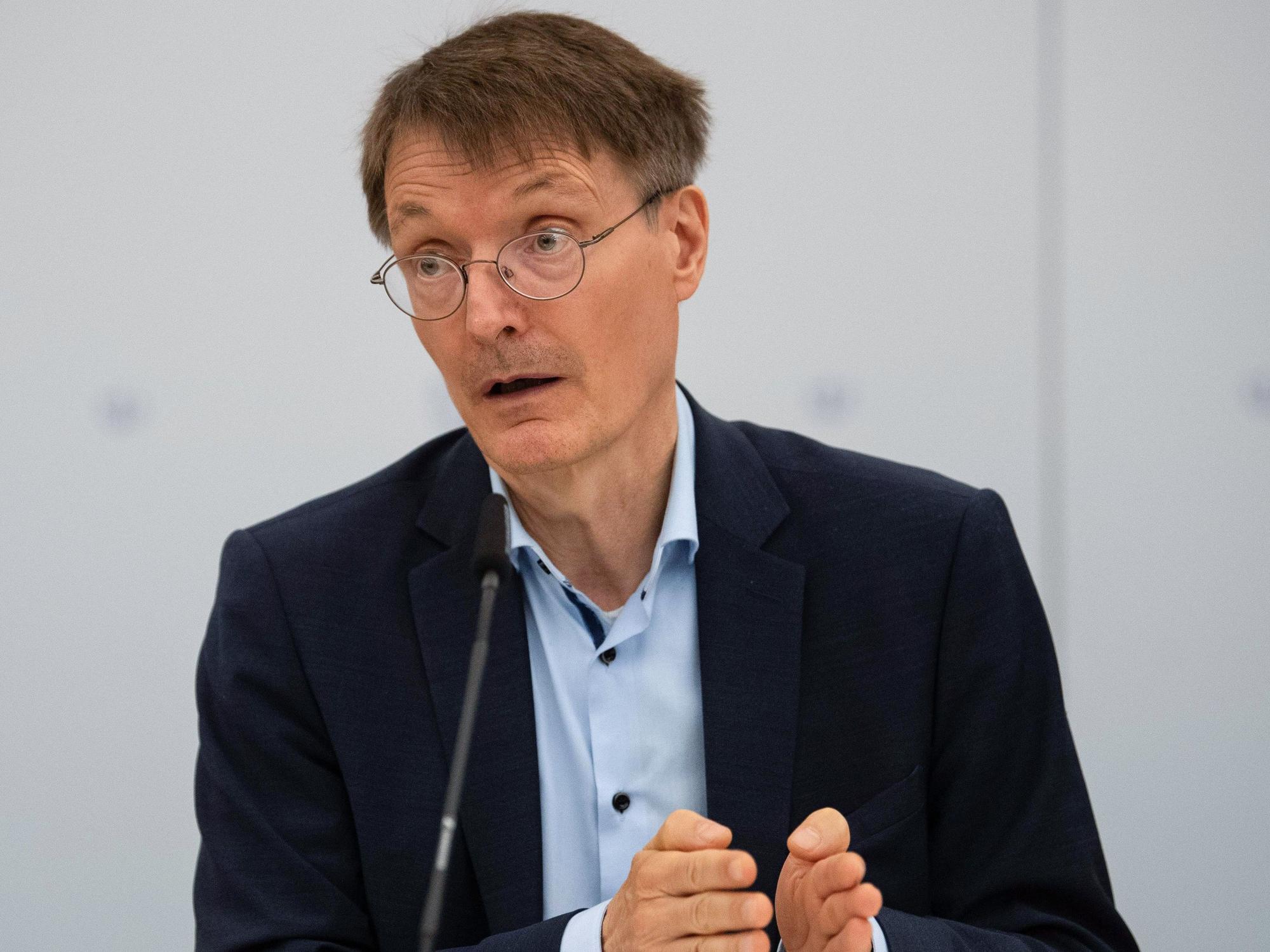 Karl Lauterbach (SPD), Bundesgesundheitsminister, setzt sich für das Tragen von Masken ein. Und verpasst via Twitter Maskengegnern einen Seitenhieb. Das Foto entstand im Mai 2022.