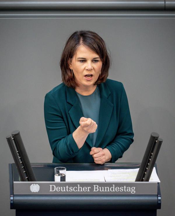 01.06.2022, Berlin: Annalena Baerbock (Bündnis90/Die Grünen), Außenministerin, spricht in der Debatte zum Auswärtigen in der Haushaltswoche im Bundestag.