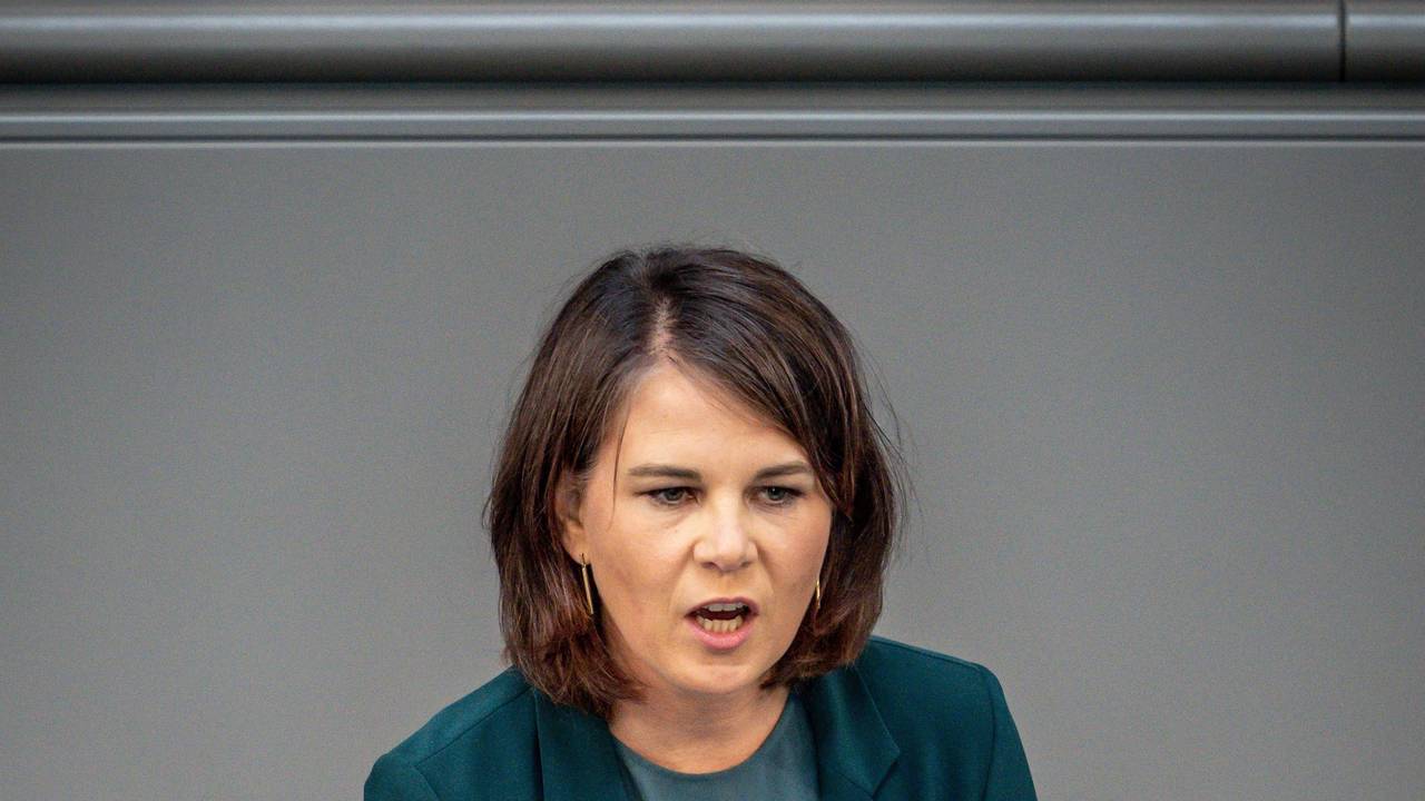 01.06.2022, Berlin: Annalena Baerbock (Bündnis90/Die Grünen), Außenministerin, spricht in der Debatte zum Auswärtigen in der Haushaltswoche im Bundestag.