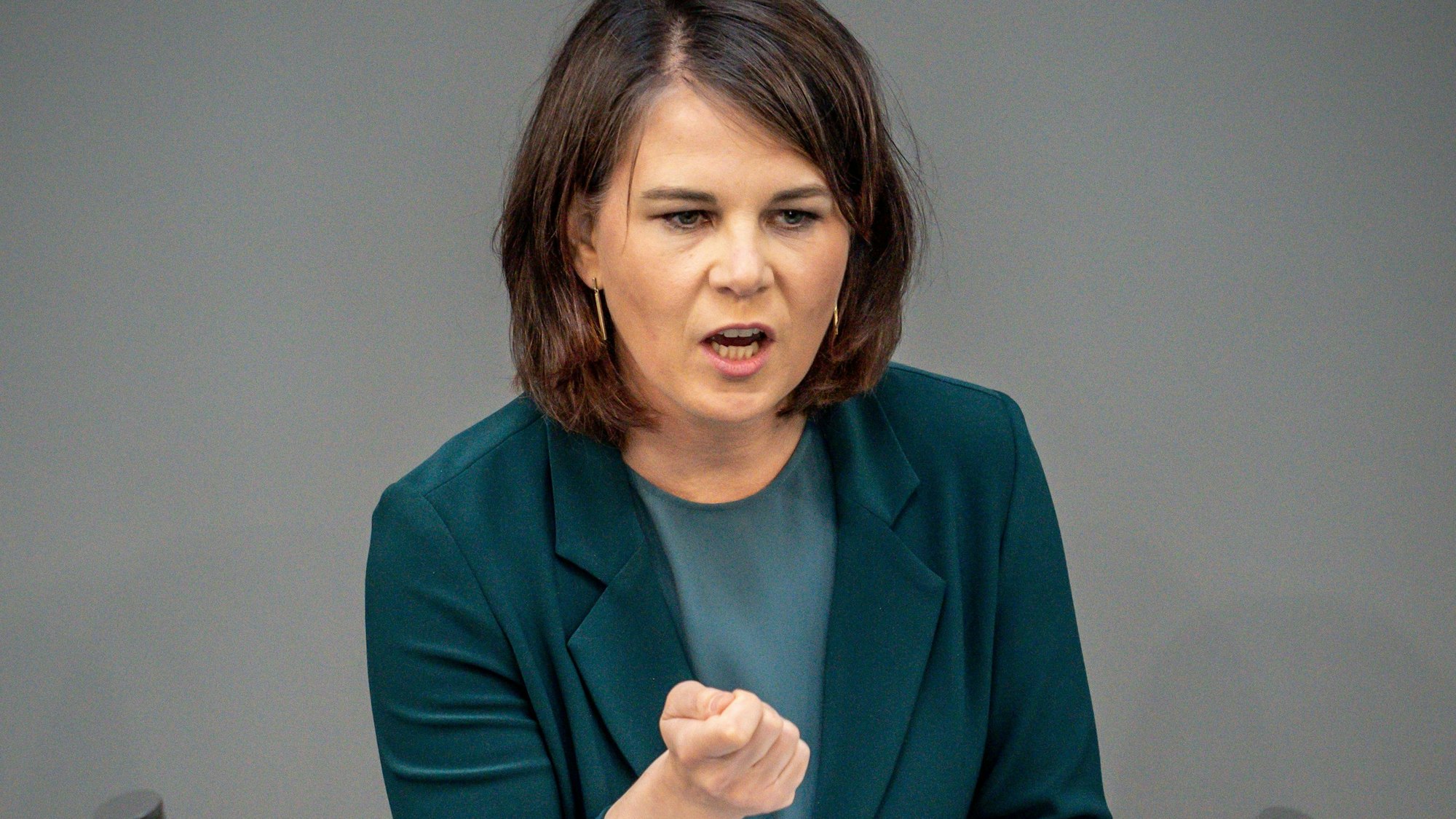 01.06.2022, Berlin: Annalena Baerbock (Bündnis90/Die Grünen), Außenministerin, spricht in der Debatte zum Auswärtigen in der Haushaltswoche im Bundestag.