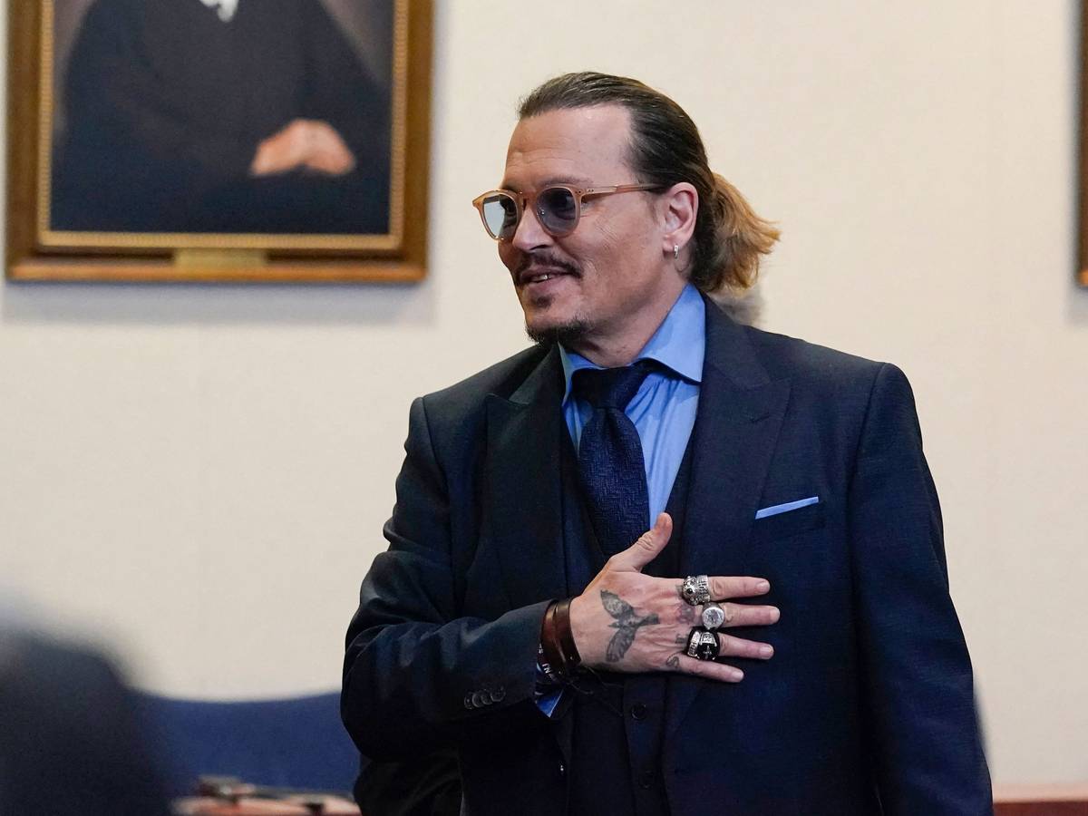 Johnny Depp steht im Gerichtssaal in Fairfax.