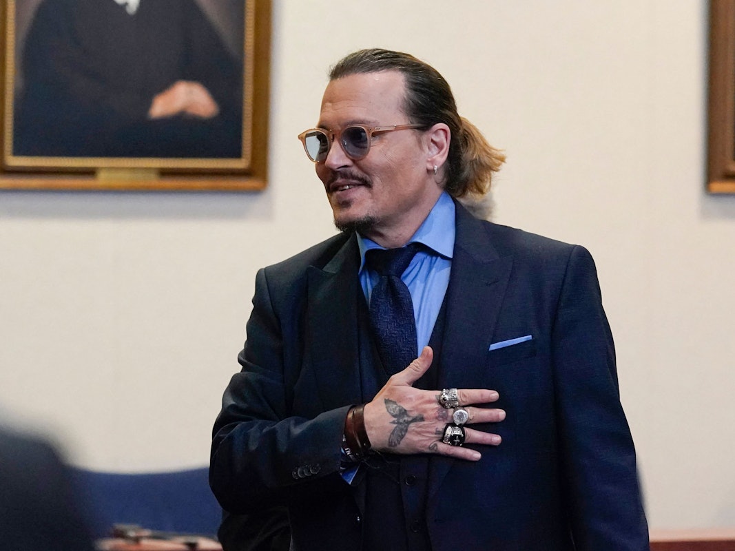 Johnny Depp steht im Gerichtssaal in Fairfax.