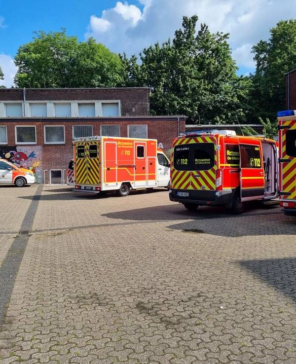 Rettungswagen an einem Gymnasium in Datteln bei Recklinghausen.